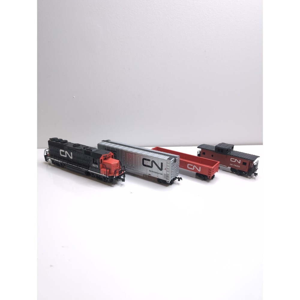 Bachmann HO Scale Canadian National CN GP7 Engine & 3 Cars Lot - For Parts